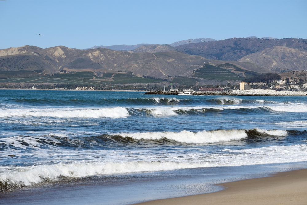 sea waves crashing on shore during daytime