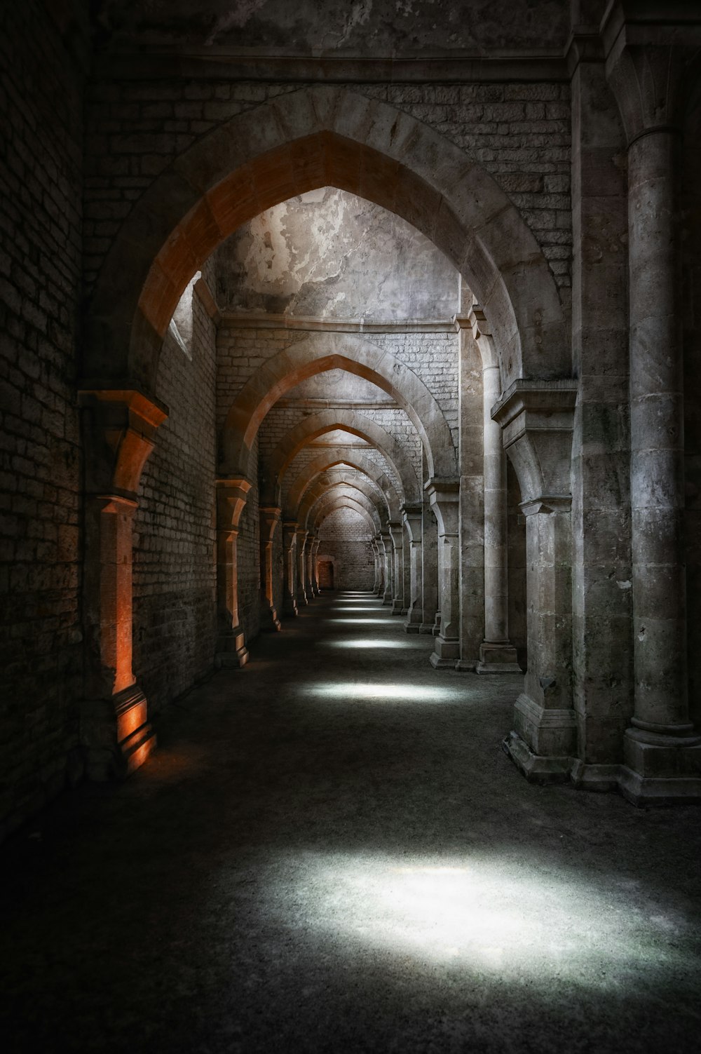 Túnel de ladrillo marrón durante el día