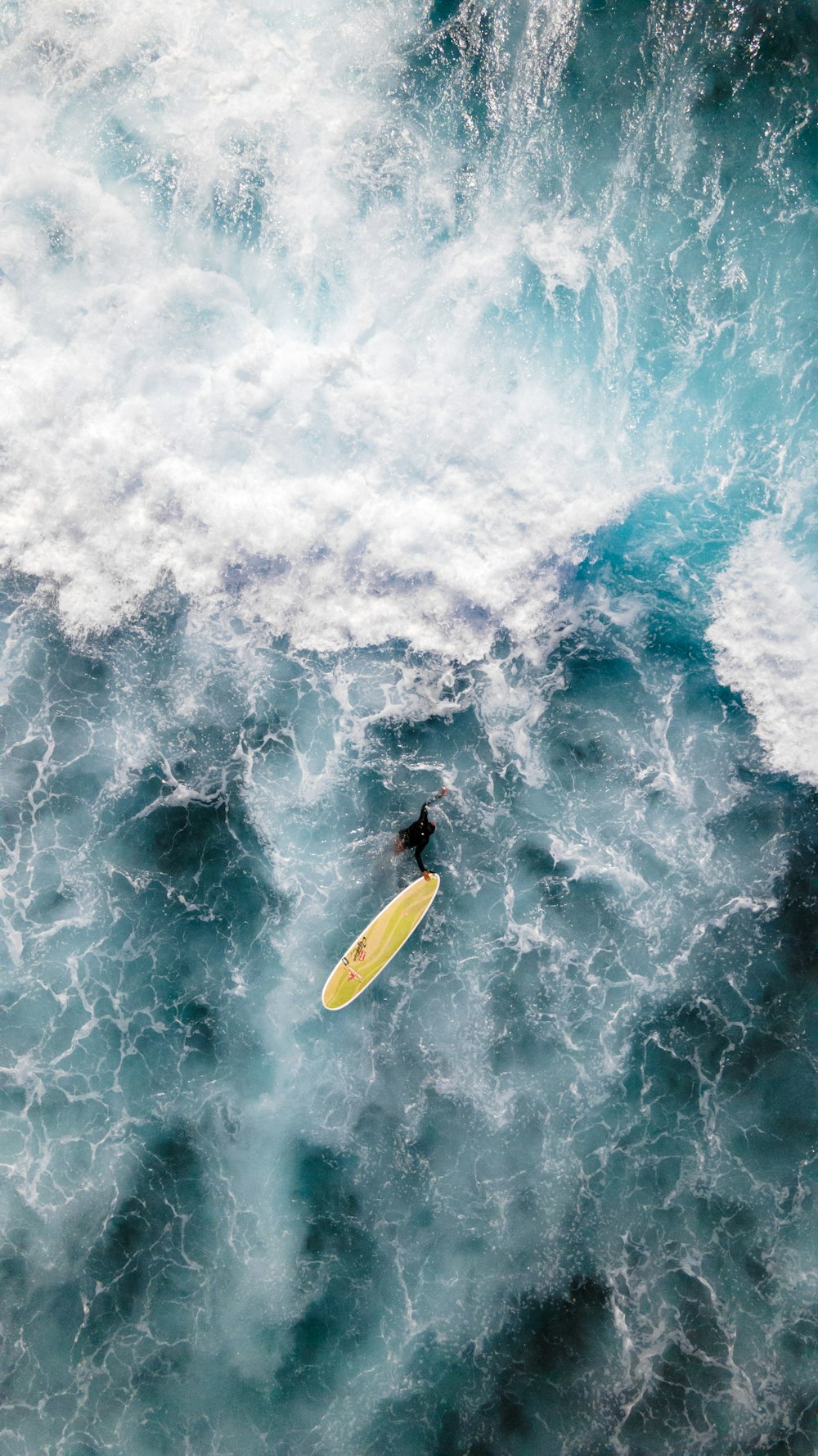 Mann im schwarzen Neoprenanzug Surfen auf Meereswellen tagsüber