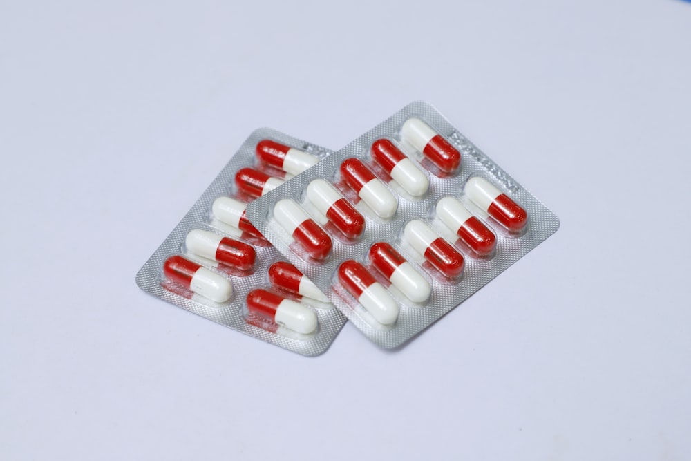 Blister per pillole di farmaci rossi e bianchi foto – Farmaco