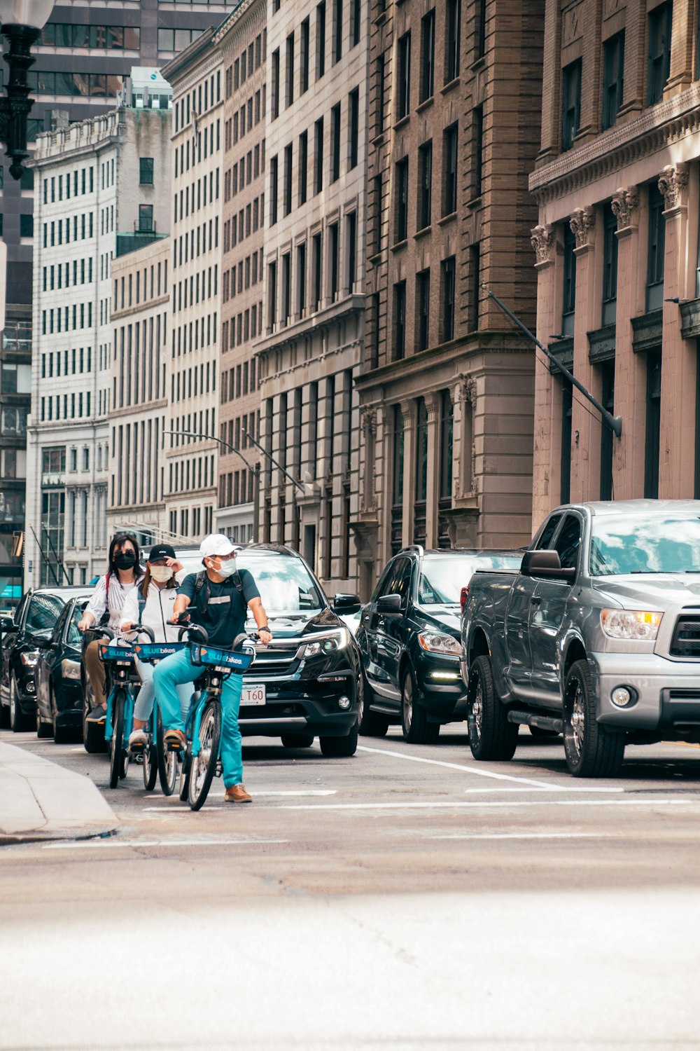 Personas que andan en bicicleta por la calle durante el día