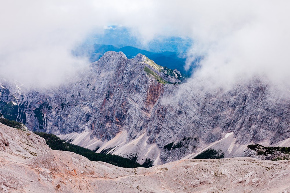 montaña gris y blanca bajo el cielo azul durante el día