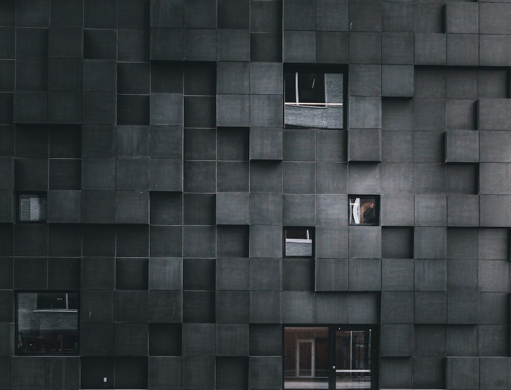 Edificio de hormigón gris durante el día