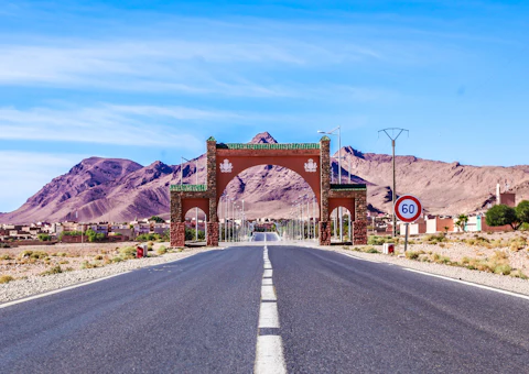 Route droite traversant la campagne marocaine, illustrant le choix entre conduire soi-même ou voyager avec chauffeur