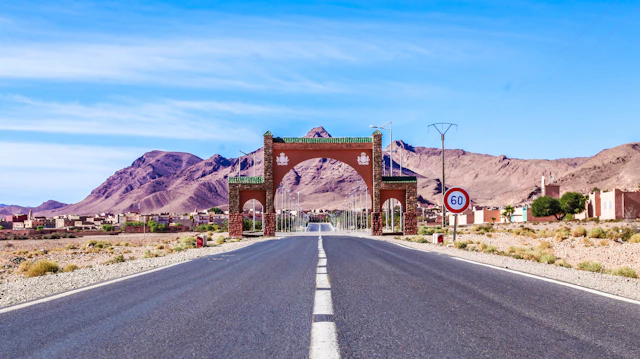 Route d'entrée d'une ville marocaine avec sa porte monumentale
