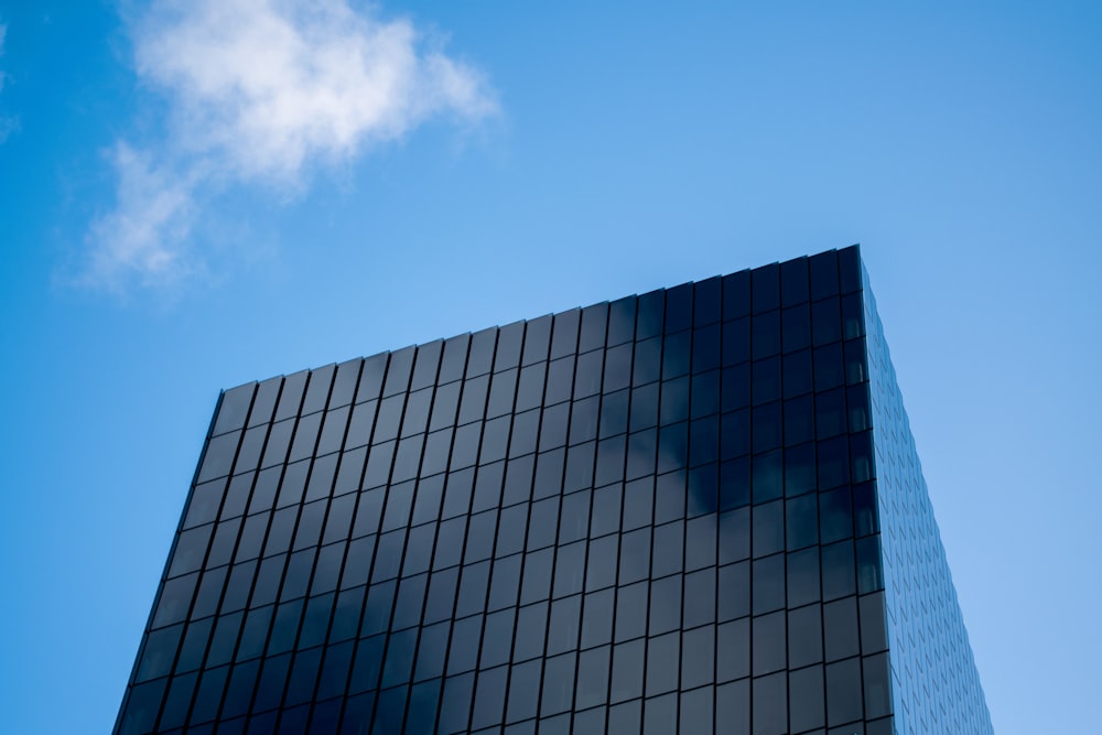 edifício de arranha-céus com paredes de vidro azul e branco