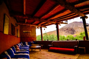 Small seating area in the chalet with wooden furniture and nature views.
