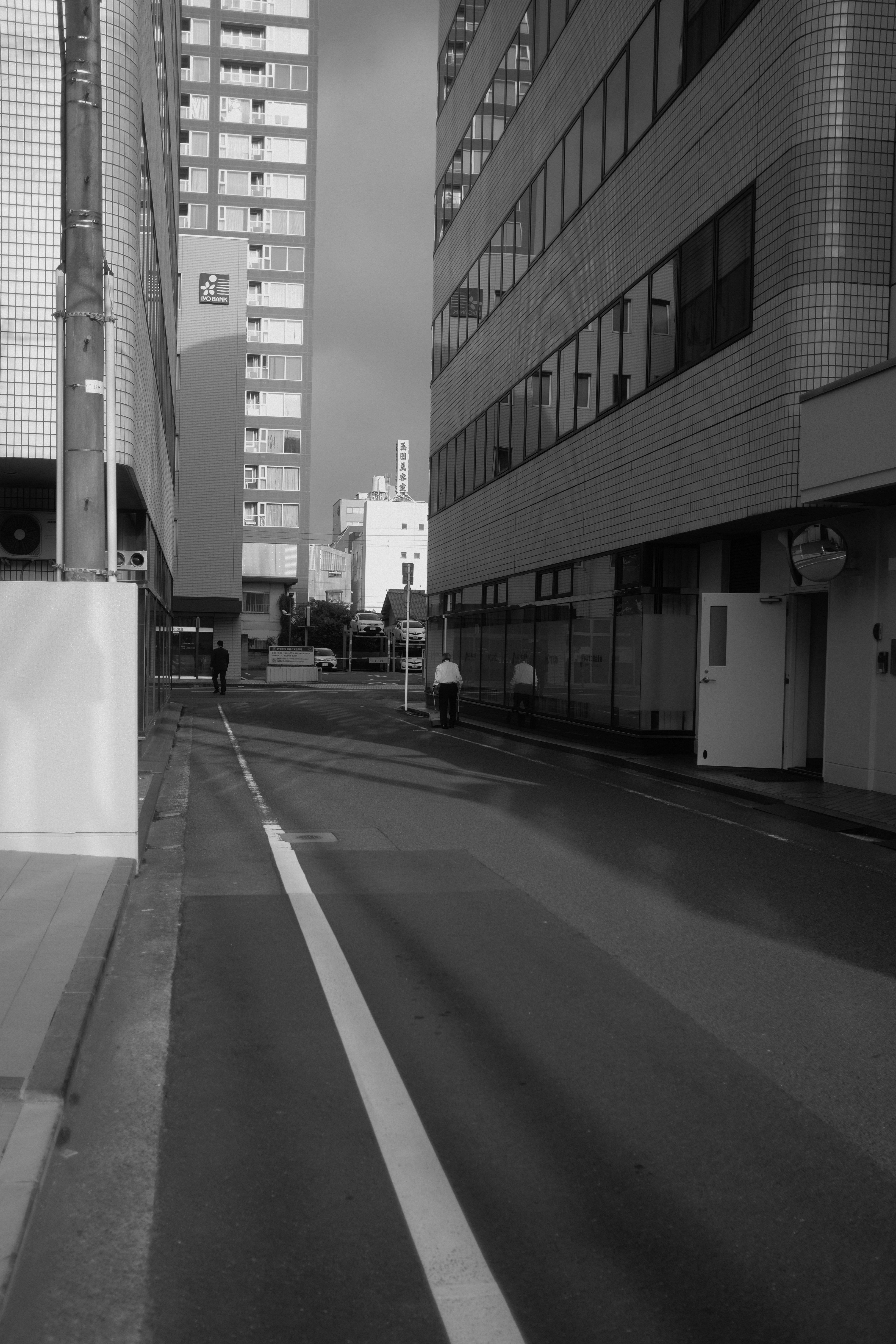 街の通りのグレースケール写真の写真 Unsplashで見つけるグレーの無料写真