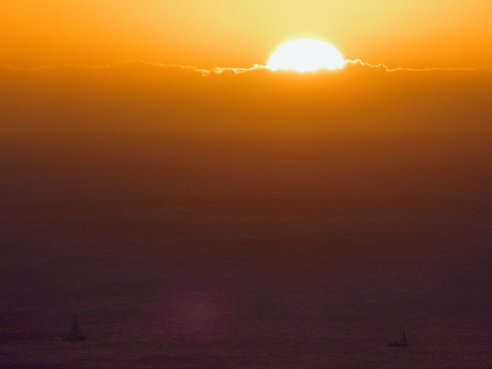 Sonnenuntergang über dem Horizont