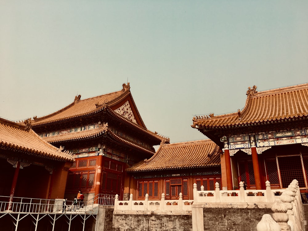 templo branco e marrom sob o céu branco durante o dia