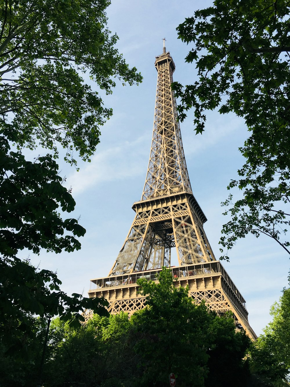 Torre Eiffel sotto il cielo blu durante il giorno