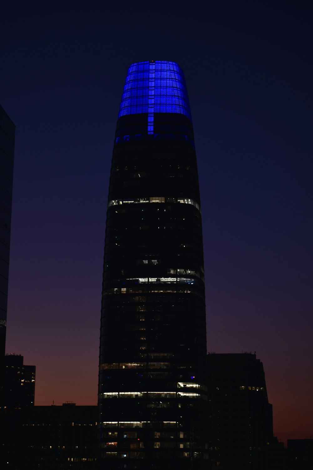 야간에 고층 건물