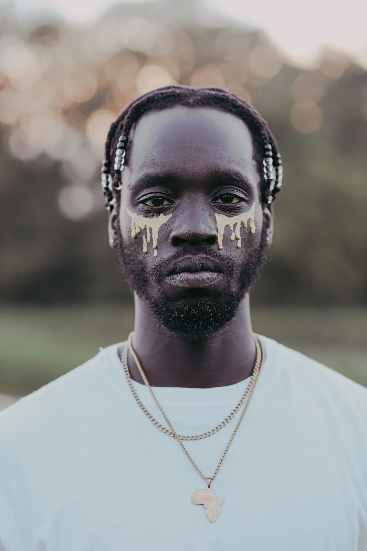 Portrait of a man wearing gold jewellery — stock image