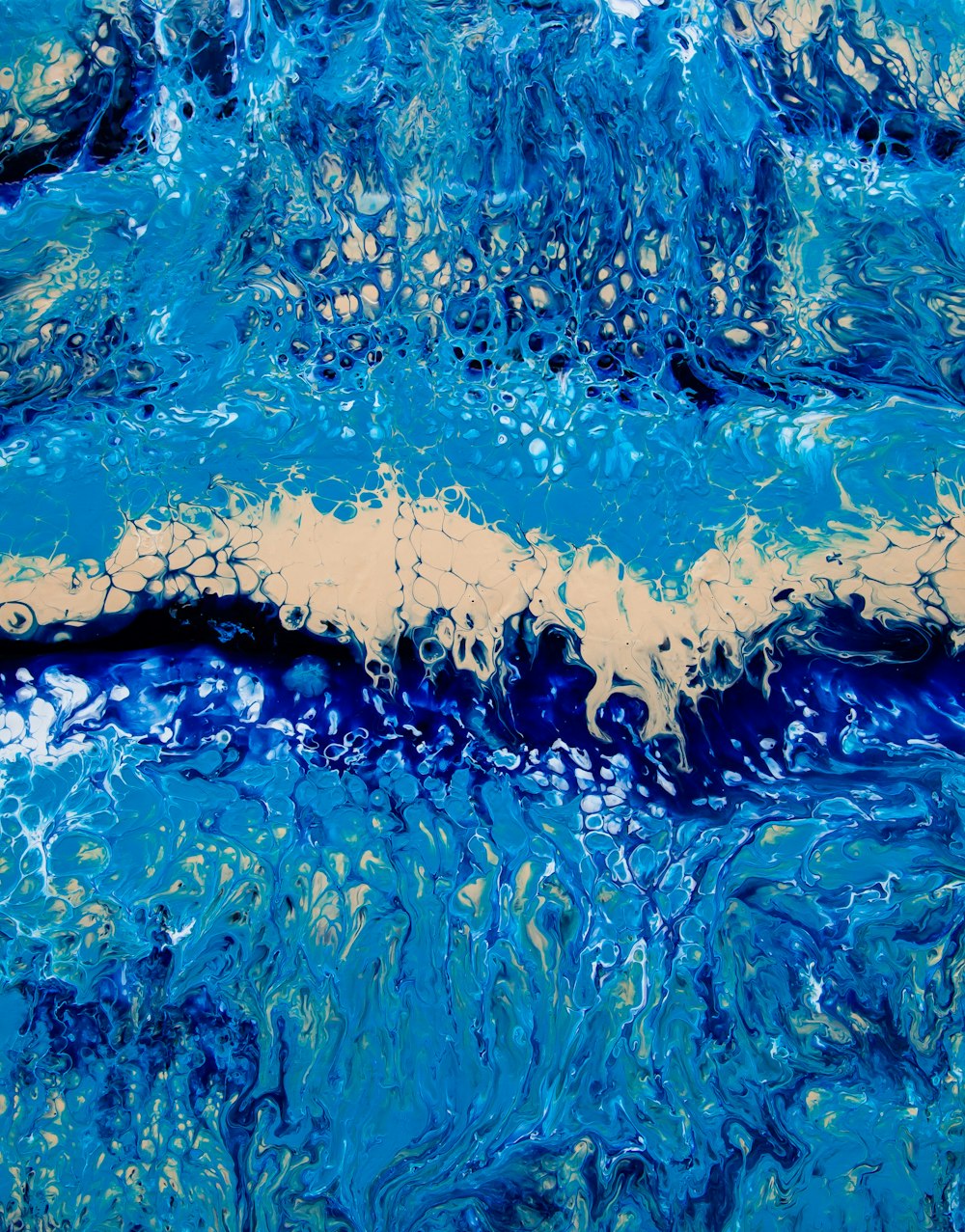 gotas de agua sobre una superficie azul