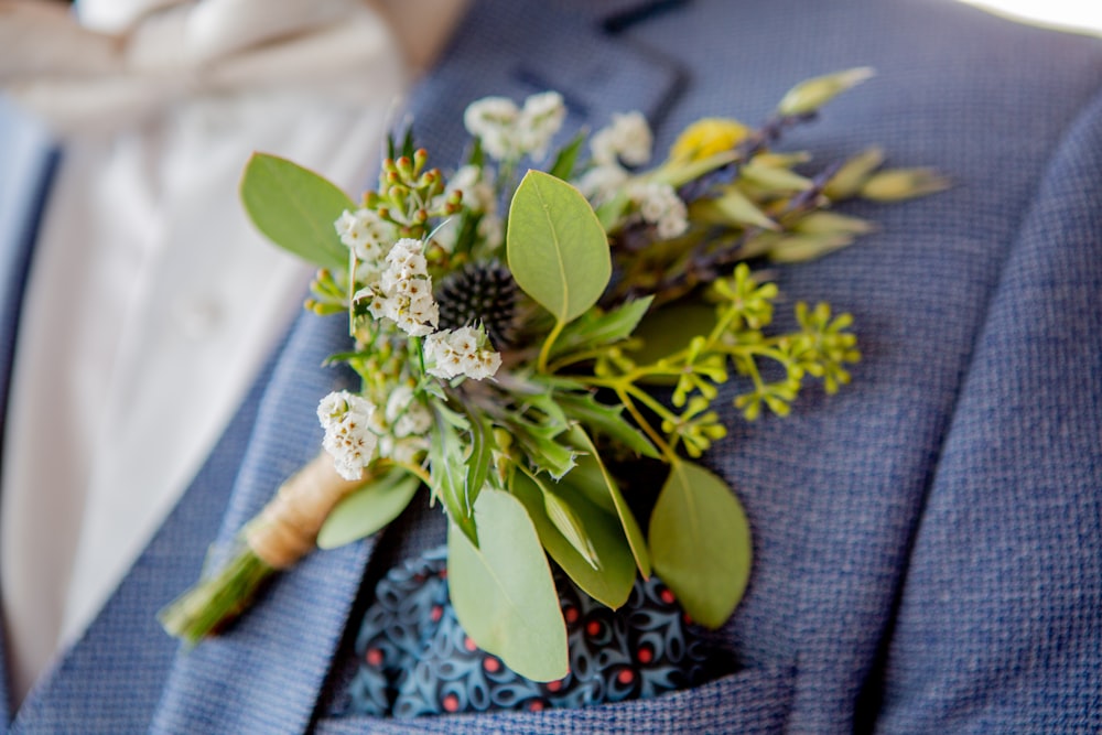 white and yellow flower bouquet