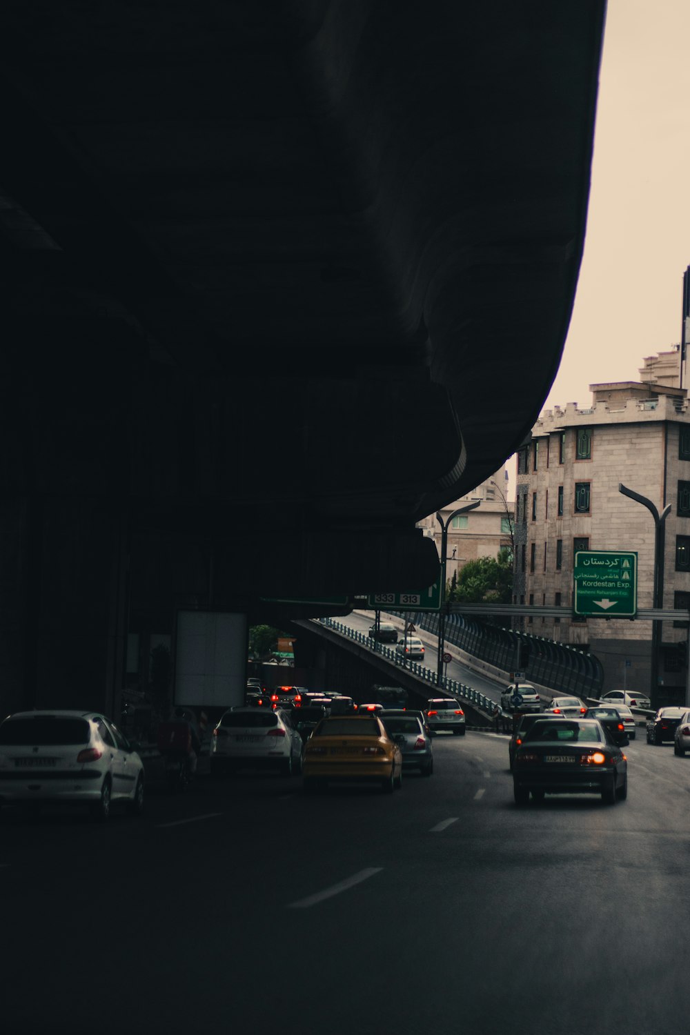 auto su strada durante il giorno