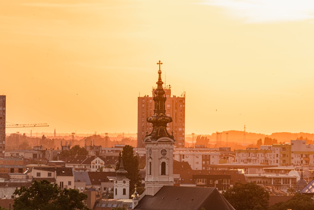 Braunes Betongebäude bei Sonnenuntergang