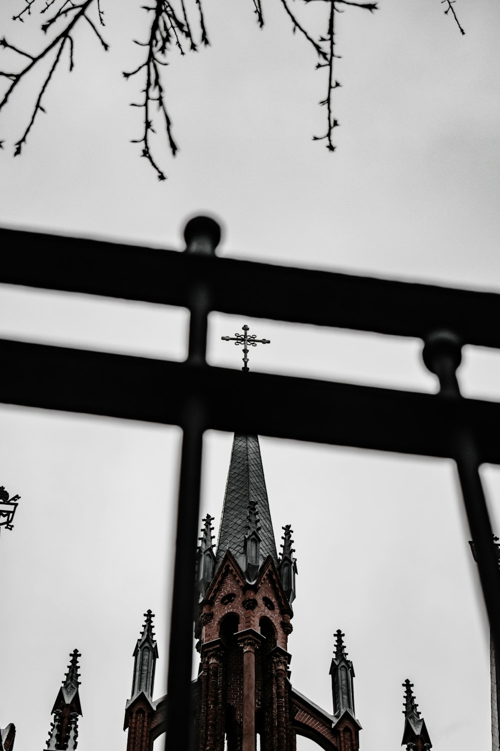 roter und schwarzer Turm unter bewölktem Himmel