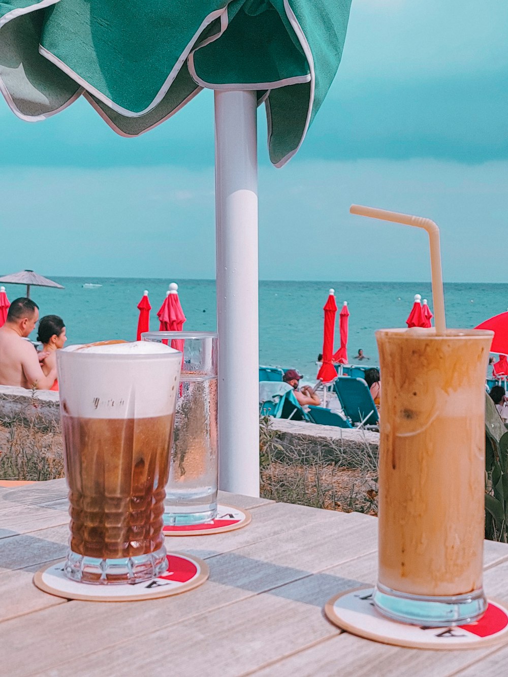 Vaso transparente con cerveza en la mesa