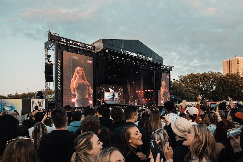 pessoas se reunindo em concerto durante o dia