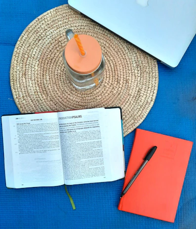 A creative flat lay of the ebook cover 'Quesos Artesanales' alongside notes and a pen.