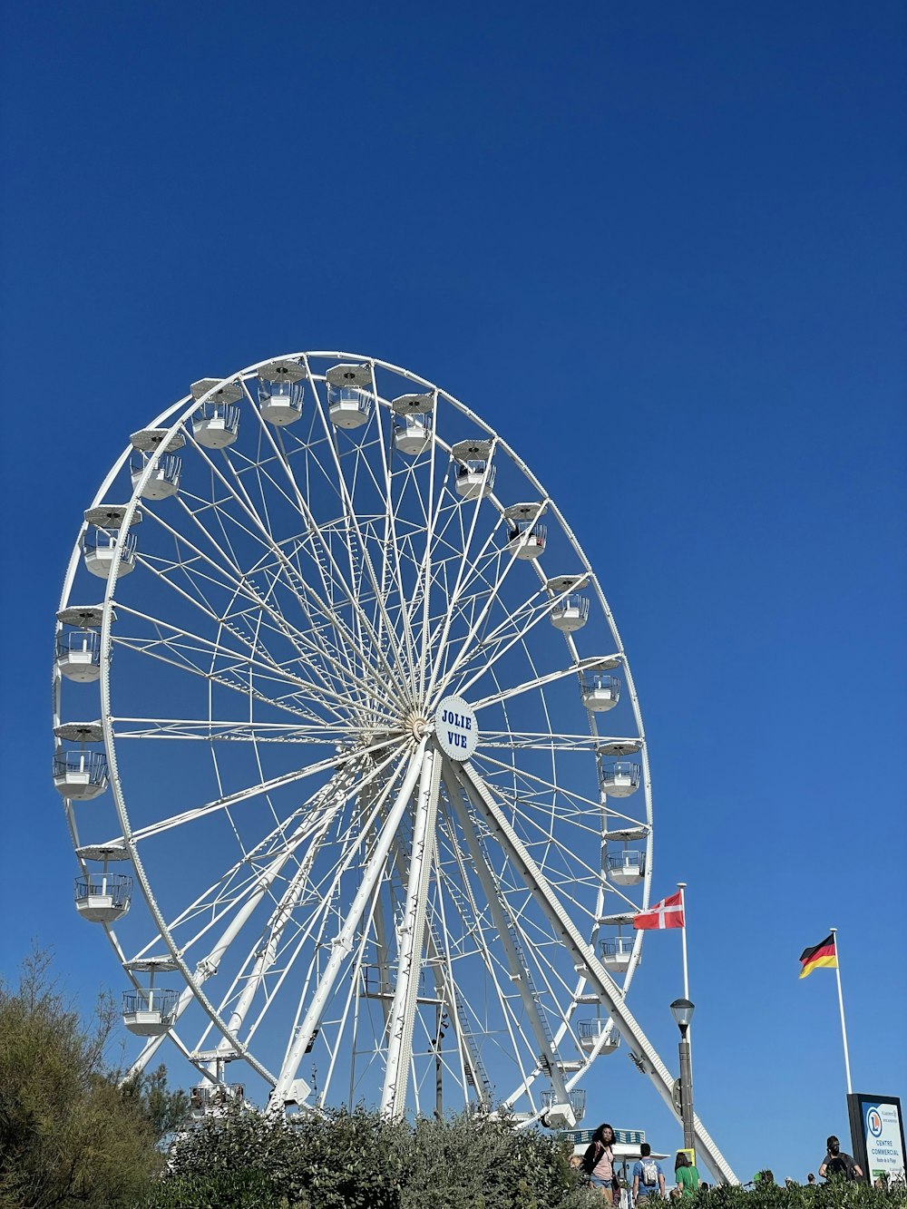 roda gigante branca sob o céu azul durante o dia