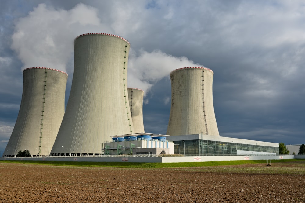 Weißes Betongebäude unter weißen Wolken tagsüber