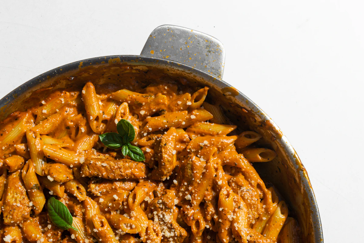 Een pan penne met saus