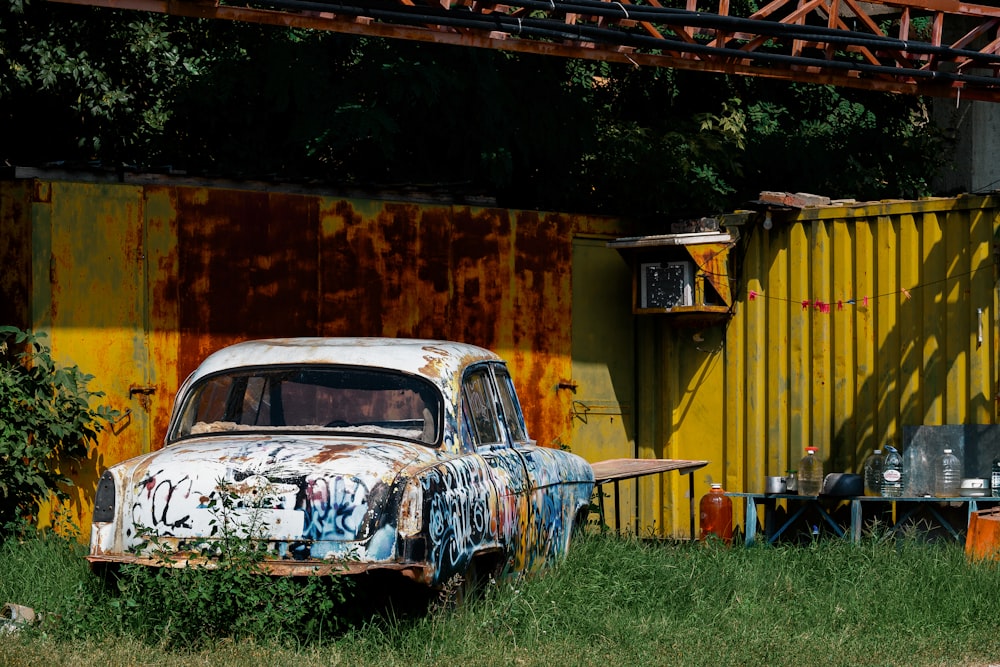 carro vintage estacionado ao lado da casa de madeira marrom
