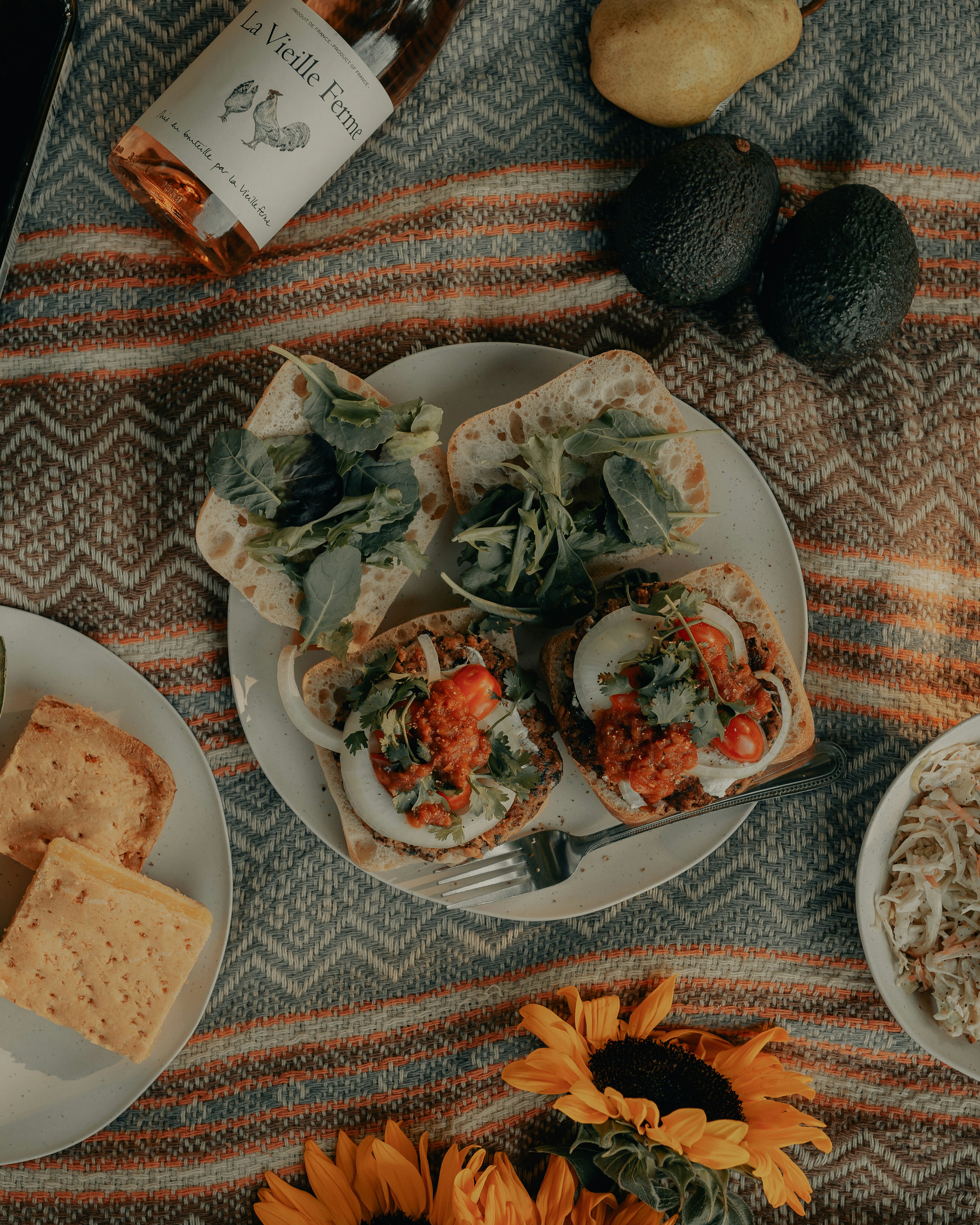 Kekse auf weißem Keramikteller