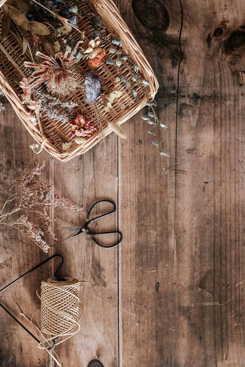 cesta tecida marrom na mesa de madeira marrom