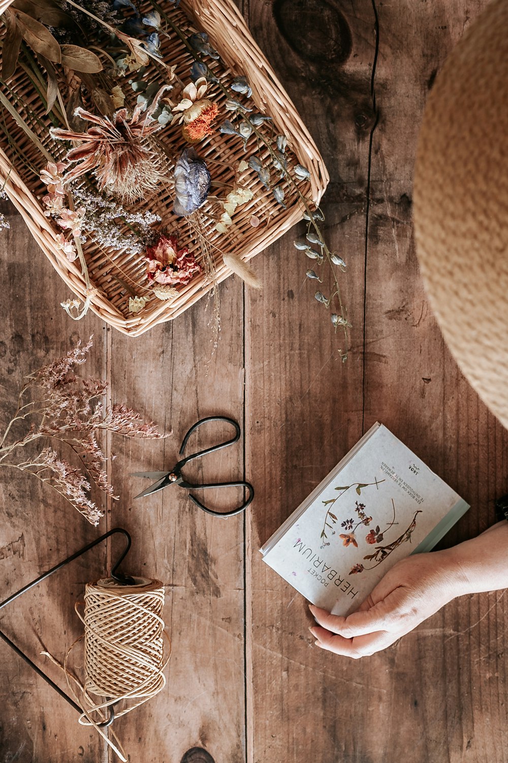 person holding white and red greeting card