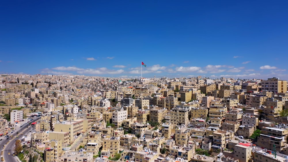 Edificios de hormigón blanco y marrón bajo el cielo azul durante el día