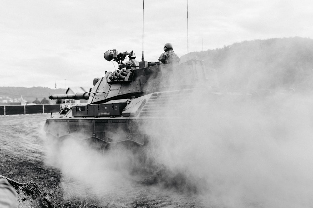 Foto en escala de grises de soldados en un tanque de batalla
