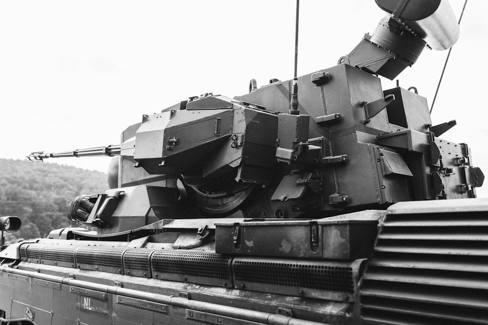 foto em tons de cinza do tanque de batalha