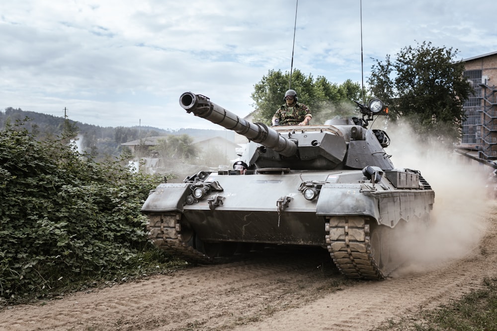 昼間の緑の芝生の上での戦車