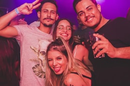 2 hommes et 2 femmes en tenue de soirée qui se prennent en photo avec le Photobooth à Brest