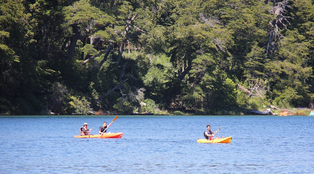 Kayak en lago patagónico rodeado de montañas