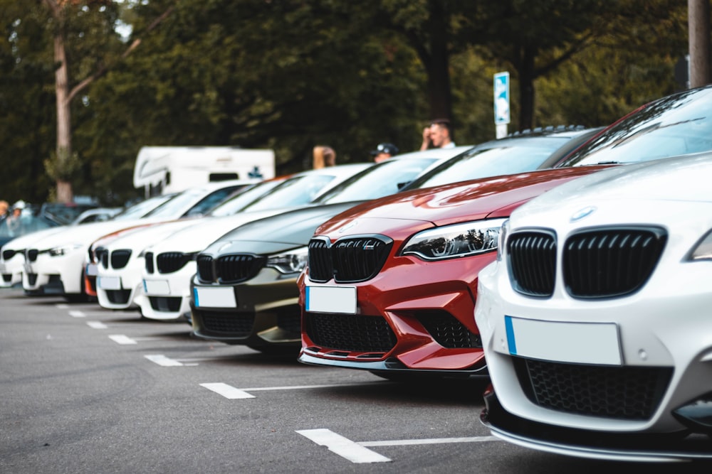 BMW M 3 blanc et rouge sur route pendant la journée