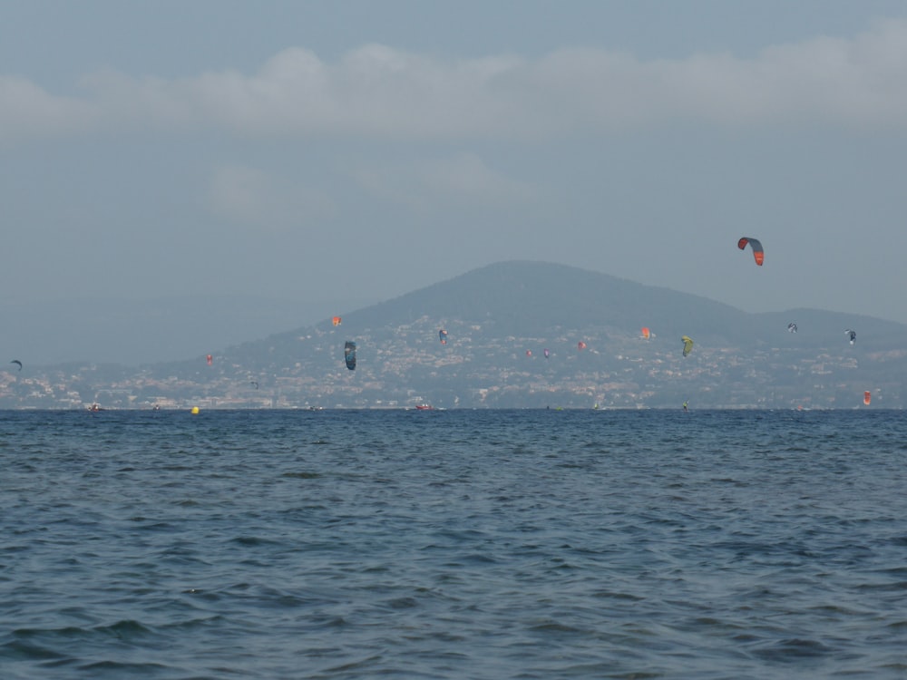 Gente en la playa durante el día