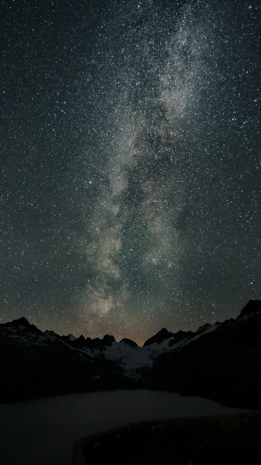 Montaña cubierta de nieve bajo la noche estrellada