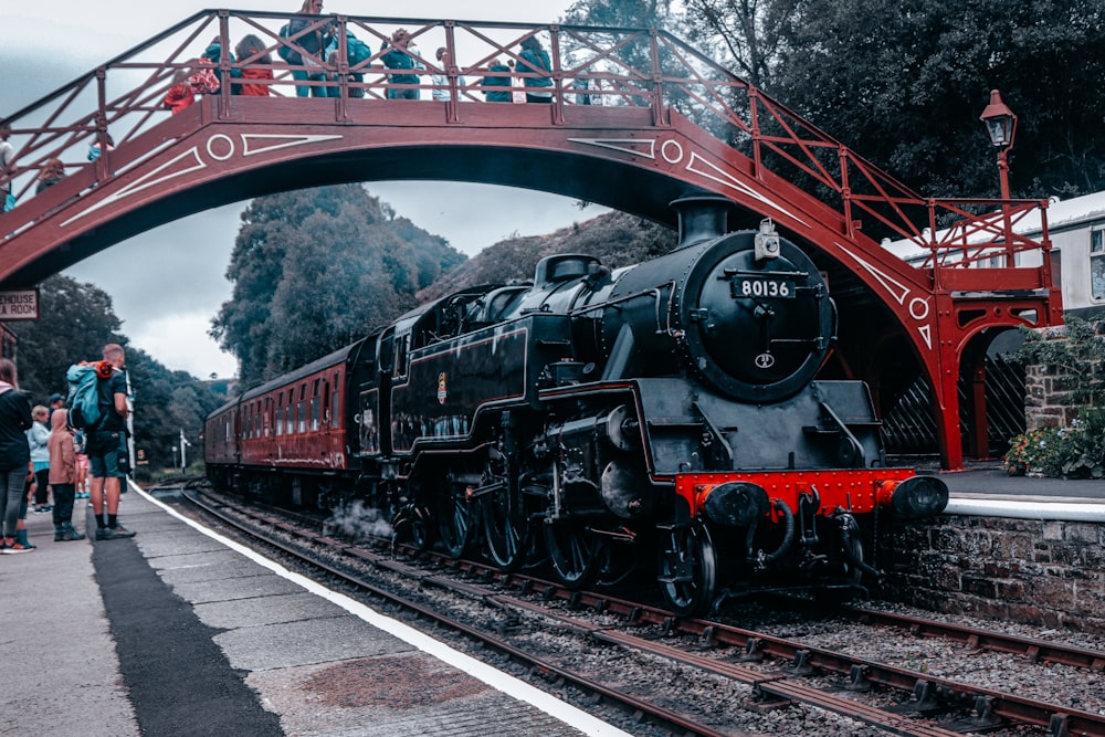 Train noir et rouge sur les voies ferrées pendant la journée