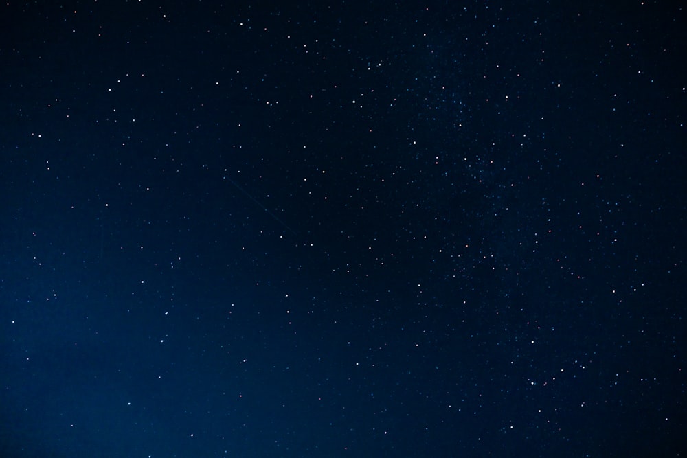 blauer Himmel mit Sternen während der Nacht