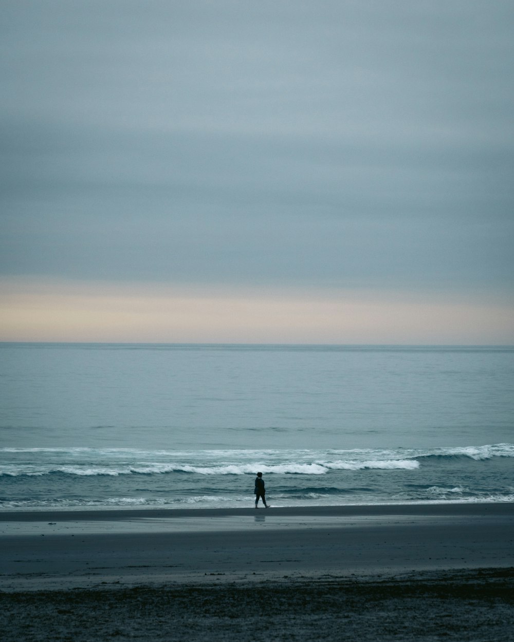 Persona In Piedi Sulla Spiaggia Durante Il Tramonto