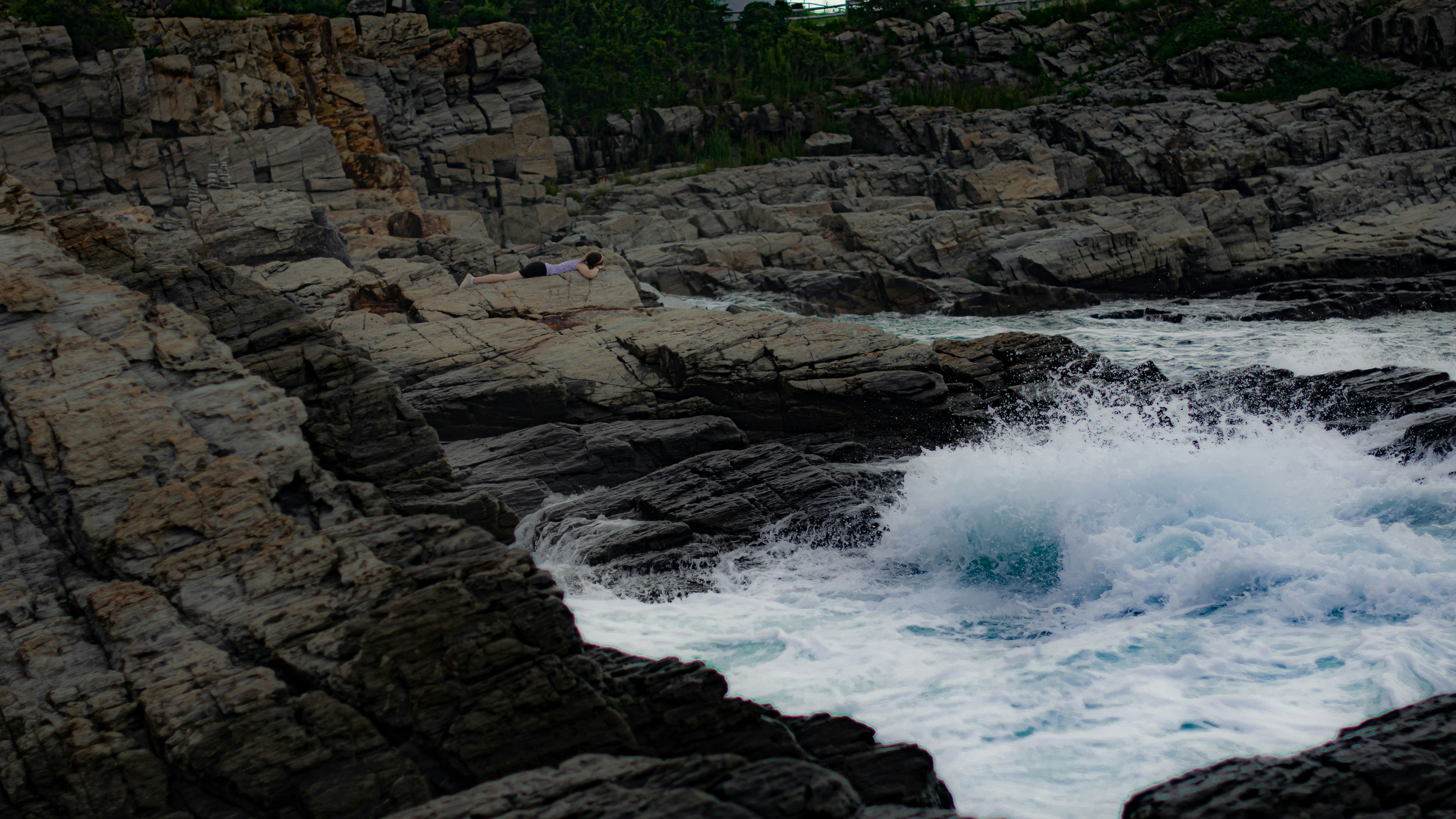 water waves hitting rocks during daytime, 
