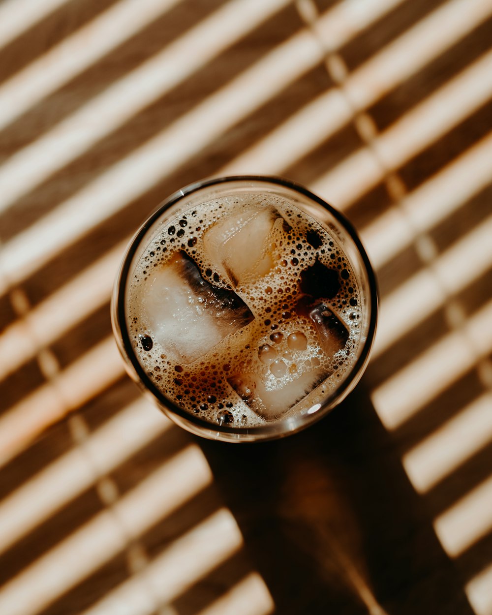 verre à boire transparent avec liquide brun