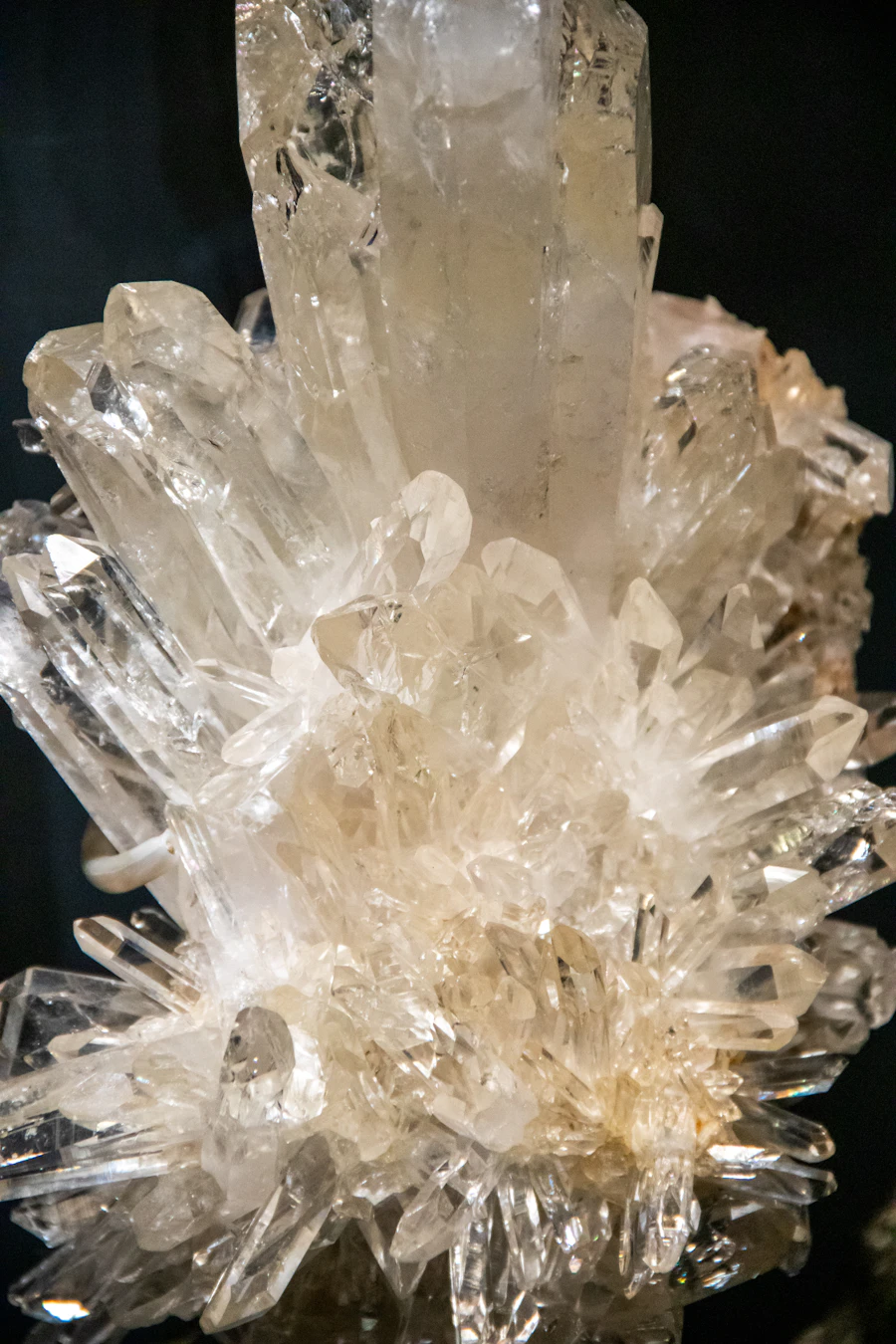 Druzy de quartz cristallin lumineux sur fond noir — soin énergétique