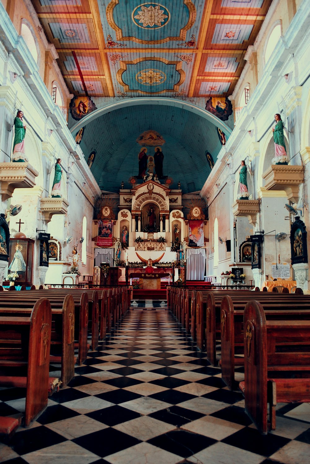 Sillas de madera marrón dentro de la iglesia