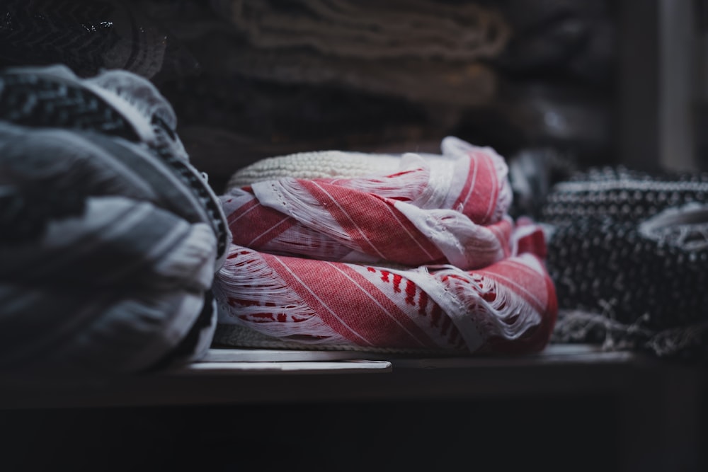 Zapatillas blancas y rojas sobre textil negro