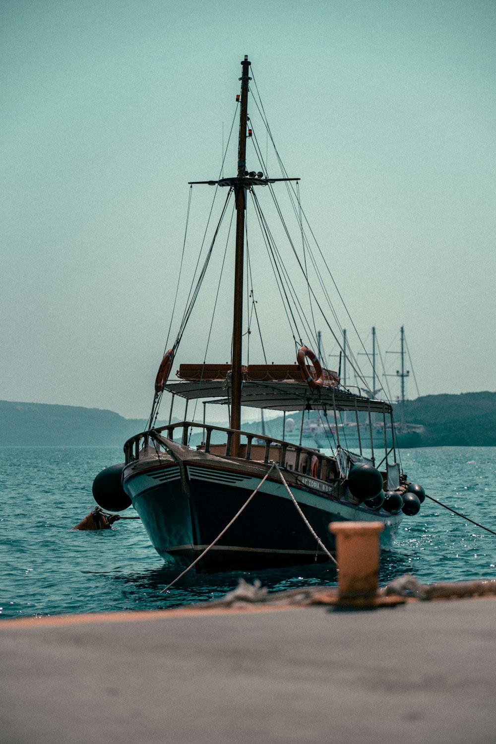 Braunes und blaues Boot tagsüber auf See